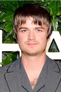 Joe Keery (flat)